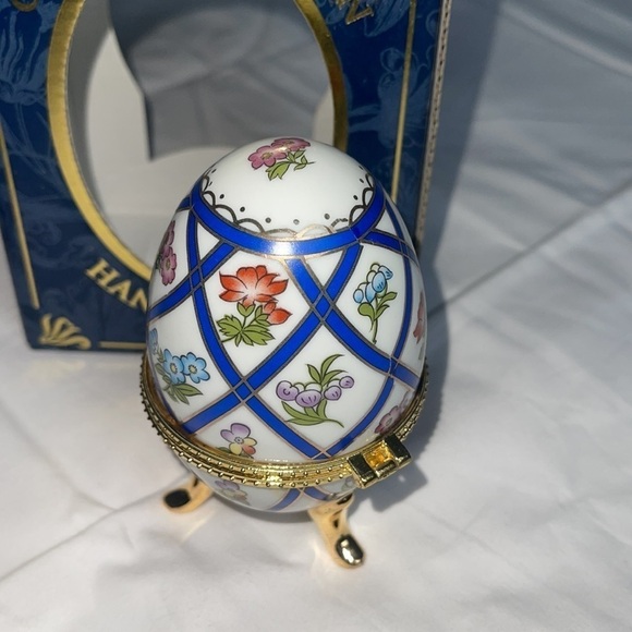 My Treasure Porcelain Fabulous Egg White w/Flowers Blue Lines Trinket Box - Picture 4 of 6